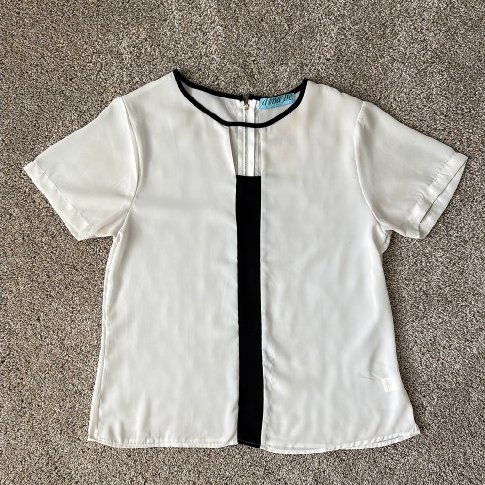 Dina Be Short Sleeve Keyhole Blouse